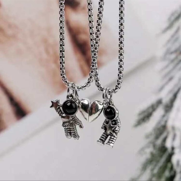 ONE LOVE SPACEMAN COUPLE NECKLACE WITH MAGNETIC PENDANTS - Picture 5 of 8
